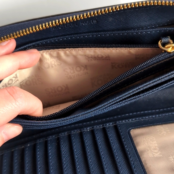 Michael Kors Jet Set Navy Blue Travel Zip Around Leather Wallet - Picture 10 of 15